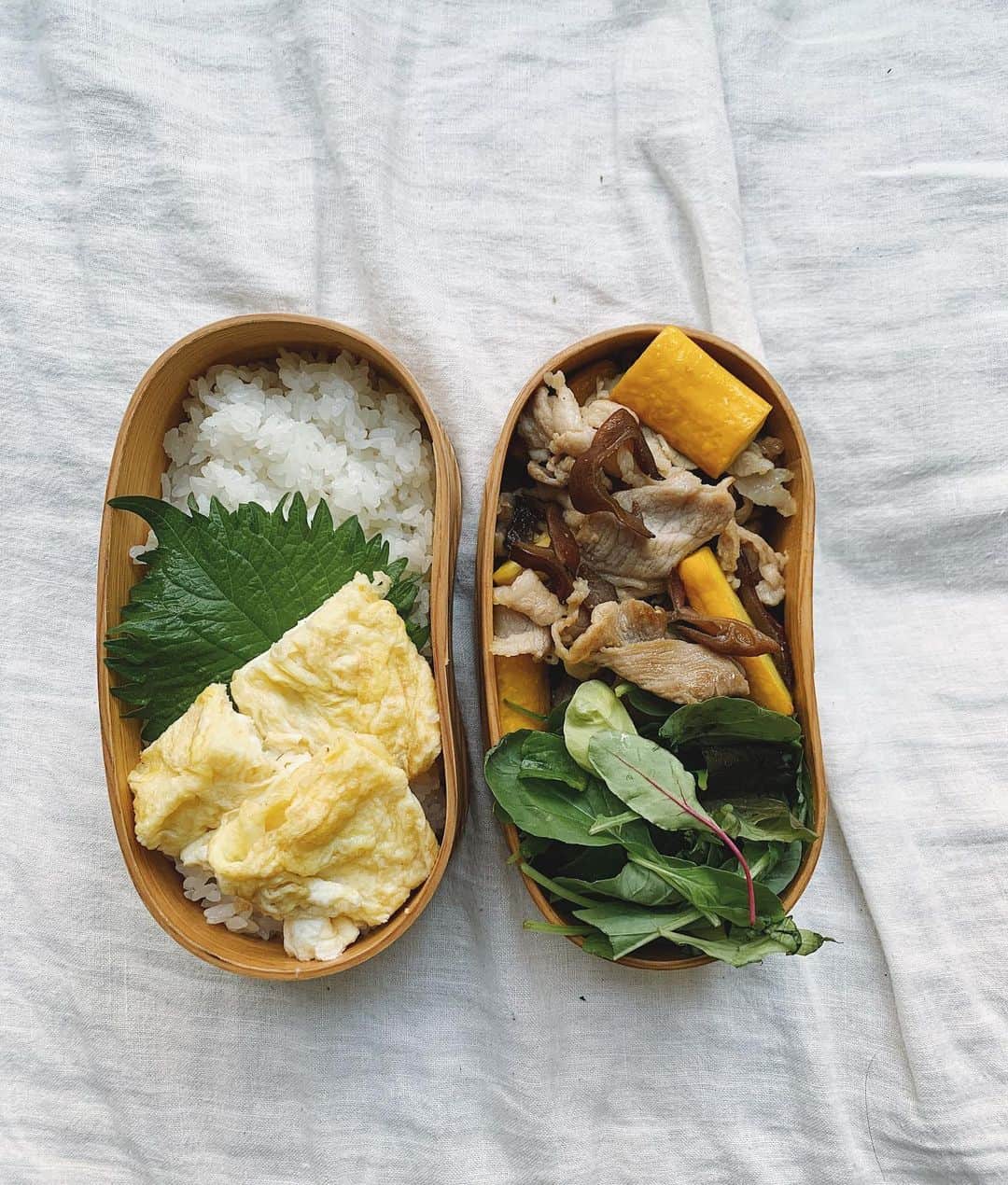 miyoのインスタグラム：「・ お弁当 ・ 豚と木耳とズッキーニの塩麹炒め ベビーリーフ 甘い卵焼きと紫蘇 ごはん ・ 豚肉に塩麹で下味をつけておくと調理がとても楽です。 ・ 出勤する時は、時差出勤のため5時半に家を出る夫。 4時代に起きるの、何気に眠い。  また始まったお弁当生活。 お弁当作りが好きなので、 出来るだけ写真に残していきたいなー。」