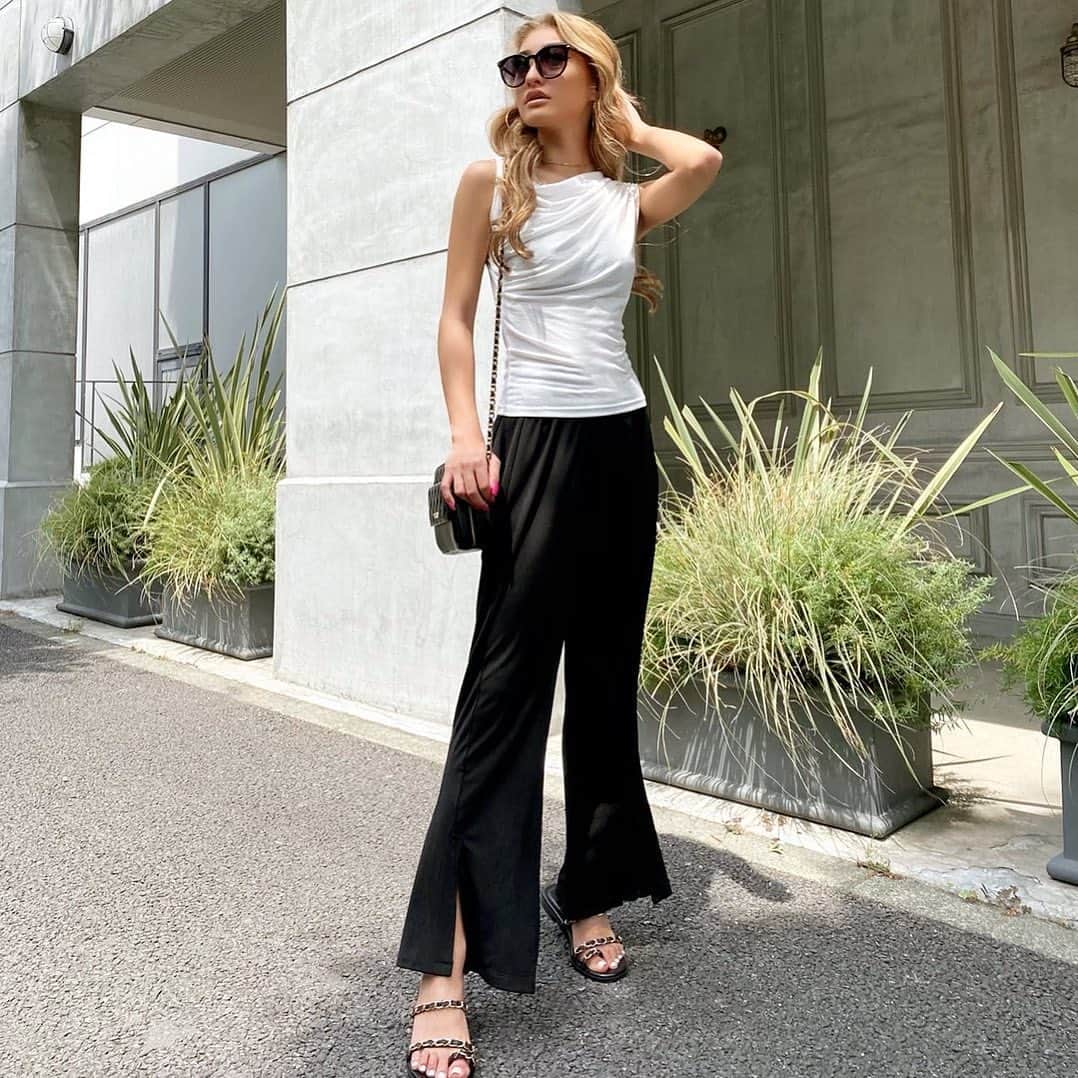 のインスタグラム：「𝐍𝐄𝐖 𝐀𝐑𝐑𝐈𝐕𝐀𝐋𝐒✔︎﻿ ﻿ 3日間限定20%OFF✨﻿ 【~6/27(Sat)12:59end.】﻿ ﻿ ✔︎リラックスフロントスリットワイドパンツ﻿ ﻿ 初夏にぴったりな通気性の良く👍🏼﻿ ﻿ 肌触りの良い生地を使用した﻿ ハイウエストデザインのワイドパンツになります✨﻿ ﻿ #new #newarrivals #pants #spring #summer﻿ #musthave #AnelaTokyo」