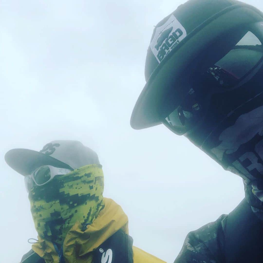 人時のインスタグラム：「昨日はdepsの上杉さんのプラに同船させていただきました。 新しく導入したダイワのリベリオンとタトゥーラも馴染みキャストが思うところへ飛ぶようになり。気持ちよくフロッグを投げれるようになりました♫  魚に口を使わせることは出来ましたが、うまくのせることできず色々反省です…。 上杉さんありがとうございました^_^  #hideup #deps」