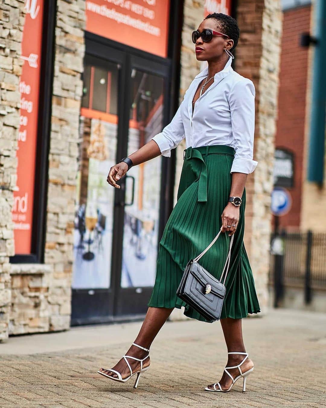 サムエデルマンのインスタグラム：「Heels made for walking #SamEdelman」