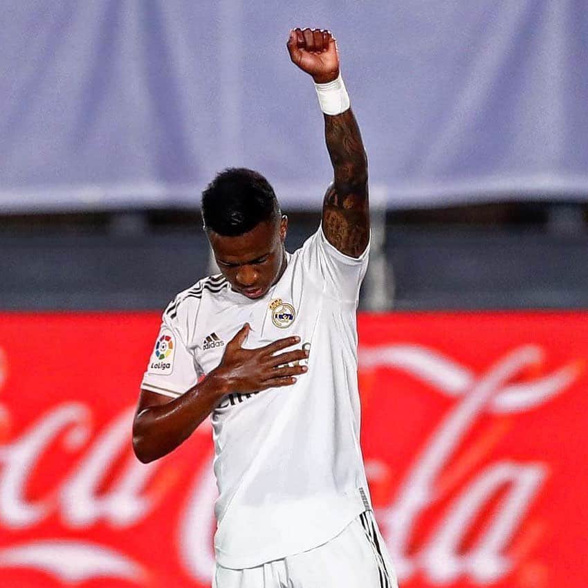 ヴィニシウス・ジュニオールのインスタグラム：「✊🏿 ¡HALAMADRID!」