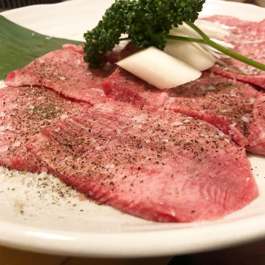 東京肉レポートさんのインスタグラム写真 - (東京肉レポートInstagram)「「金竜山」のタンはやはり至高！全国で最も予約が取れない焼肉店ですが、このタンを食べればそれも納得です！サクッとした歯応えと溢れ出る甘みがたまりません！ ﻿ 価格帯：10,000〜15,000円﻿ オススメメニュー：タン、ロース ﻿ Wagyu tongue at the most difficult-to-reserve yakiniku restaurant, “Kinryusan”, is just unreal !  #金竜山 #白金高輪 #白金高輪グルメ #ハンバーガー #焼肉 #ステーキ #カレー #すき焼き #肉 #和牛 #牛 #グルメ #東京肉レポート #肉レポ #おうちで和牛 #kinryusan #shirokanetakanawa #hamburger #yakiniku #wagyu #beef #steak #instafood #food #foodie #barbecue #bbq #tokyo #tokyo_wagyu_report」6月25日 8時20分 - tokyo_wagyu_report