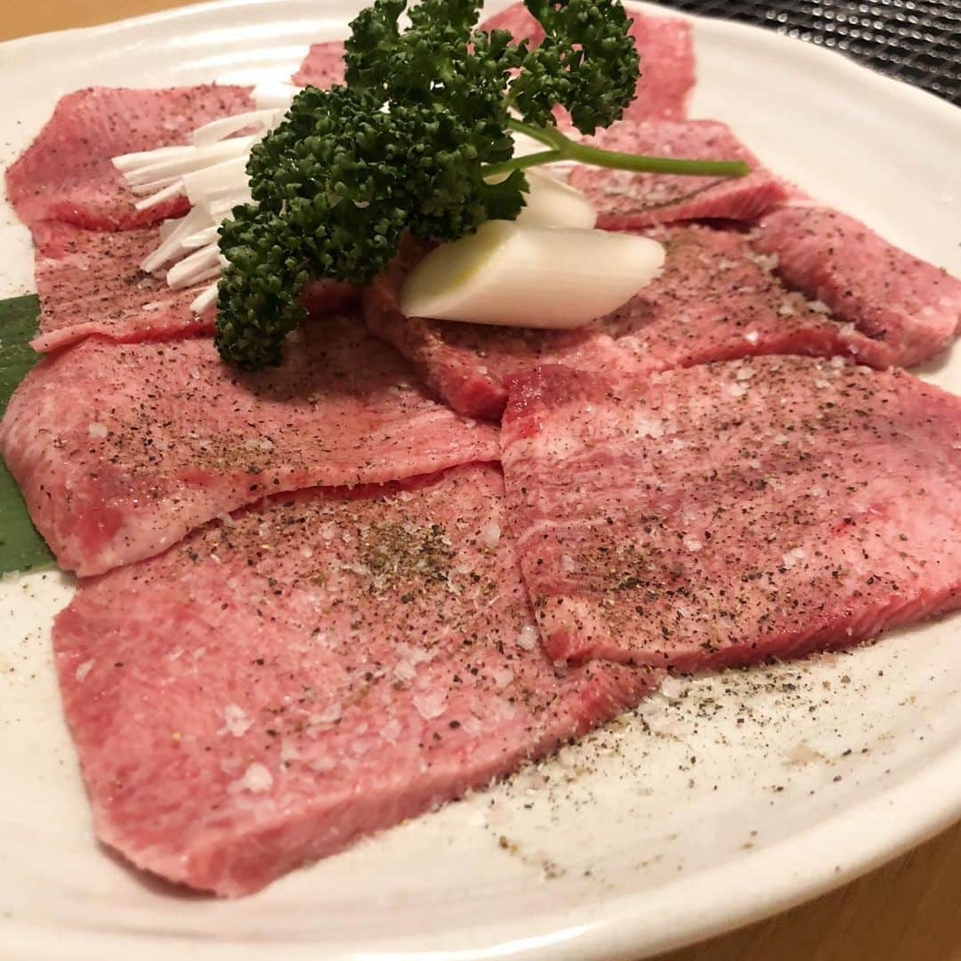 東京肉レポートさんのインスタグラム写真 - (東京肉レポートInstagram)「「金竜山」のタンはやはり至高！全国で最も予約が取れない焼肉店ですが、このタンを食べればそれも納得です！サクッとした歯応えと溢れ出る甘みがたまりません！ ﻿ 価格帯：10,000〜15,000円﻿ オススメメニュー：タン、ロース ﻿ Wagyu tongue at the most difficult-to-reserve yakiniku restaurant, “Kinryusan”, is just unreal !  #金竜山 #白金高輪 #白金高輪グルメ #ハンバーガー #焼肉 #ステーキ #カレー #すき焼き #肉 #和牛 #牛 #グルメ #東京肉レポート #肉レポ #おうちで和牛 #kinryusan #shirokanetakanawa #hamburger #yakiniku #wagyu #beef #steak #instafood #food #foodie #barbecue #bbq #tokyo #tokyo_wagyu_report」6月25日 8時20分 - tokyo_wagyu_report