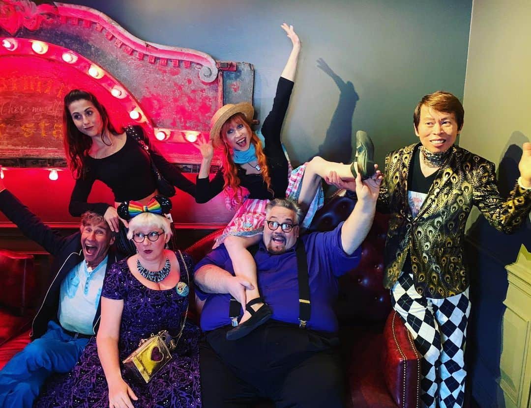 ボニー・モーガンのインスタグラム：「Celebrating the marvelous @starforeman on this the joyous day of her birth (with pictures from last year’s dinner festivities) Happy Happy Happiest Birthday Star! You are so loved!! #happybirthday #starforeman #bendybonnie #shenanigans #theflyingmorgans #mollymorgan #bobbylove #garymorgan #chrisnichols #thestinkingrose #adventuresofbendybonnie」