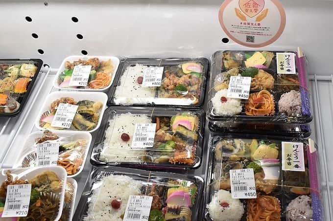のインスタグラム：「. 【道の駅厳木　風のふるさと館】 （佐賀県唐津市厳木町） . 「おっ！佐用姫（さよひめ）像がこっち見とんさ～」と、国道203号線沿いにあり通りかかる機会も多いのではないでしょうか。 . 店内に入ると・・・ 季節の野菜や果物、お母さんの「健康弁当」、 厳木のよもぎともち米を使った「よもぎ餅」やさつまいもがごろごろ入った名物の「石垣饅頭」、 天川地区の特別栽培棚田米「天川（アマカワ）コシヒカリ」、呼子特産の甘夏をゼリーにした「夢甘夏ゼリー」、先日紹介した玄海町松本牧場のジェラート「Milly's」・・・などなど 食材、お弁当、デザートまでバリエーション豊かです♪ (〃ﾟσ￢ﾟ)ｼﾞｭﾙﾘﾝ.. σ(´～`*) . そして、先日6月1日には、地元産蕎麦粉を使った手打ちそばや自家製麺のうどんが食べられる「麵屋二〇三」がオープンしました！国道203号線にちなんだ店名なのだそう。この日も開店と同時にたくさんのお客さんでにぎわっていましたよ～ （営業時間11時～16時・木曜定休） ※手打ちそばは1日限定30食 . . 最後に・・・今の時期ならでは！ 駐車場やお手洗いなどところどころに ツバメが巣をつくっていて、可愛らしい姿を見ることができました！ . ぜひ立ち寄ってのぞいてみてくださいヾ(´∀`)ﾉ . . 【道の駅厳木　風のふるさと館】 住所：佐賀県唐津市厳木町牧瀬692-1 TEL：0955-63-3737 . . . ■さが農村ひろばホームページ（TOPページ） https://saga-nouson.jp/ . . . #さが農村#佐賀産#サガ#saga#道の駅厳木#風のふるさと館#唐津市#唐津市ランチ#麺屋二〇三」