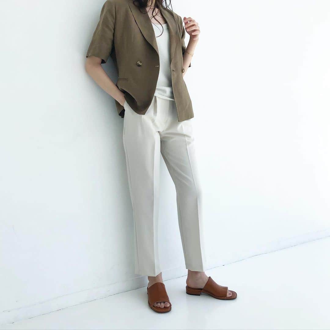 のインスタグラム：「The best summer linen jacket.﻿ #simplefashion #simply #linen #linenjacket #summerfashion #nae﻿ ・﻿ ・﻿ ・﻿ ﻿ @na.e_official ﻿ この夏☀︎イチオシの﻿ リネンのハンドステッチジャケット。﻿ ﻿ 今日発売♥︎﻿ ﻿ ・﻿ ・﻿ ・﻿ #ナエ﻿ #リネンジャケット﻿ #ブラック or #ブラウン﻿ #セットアップ もあるよ♥︎﻿」