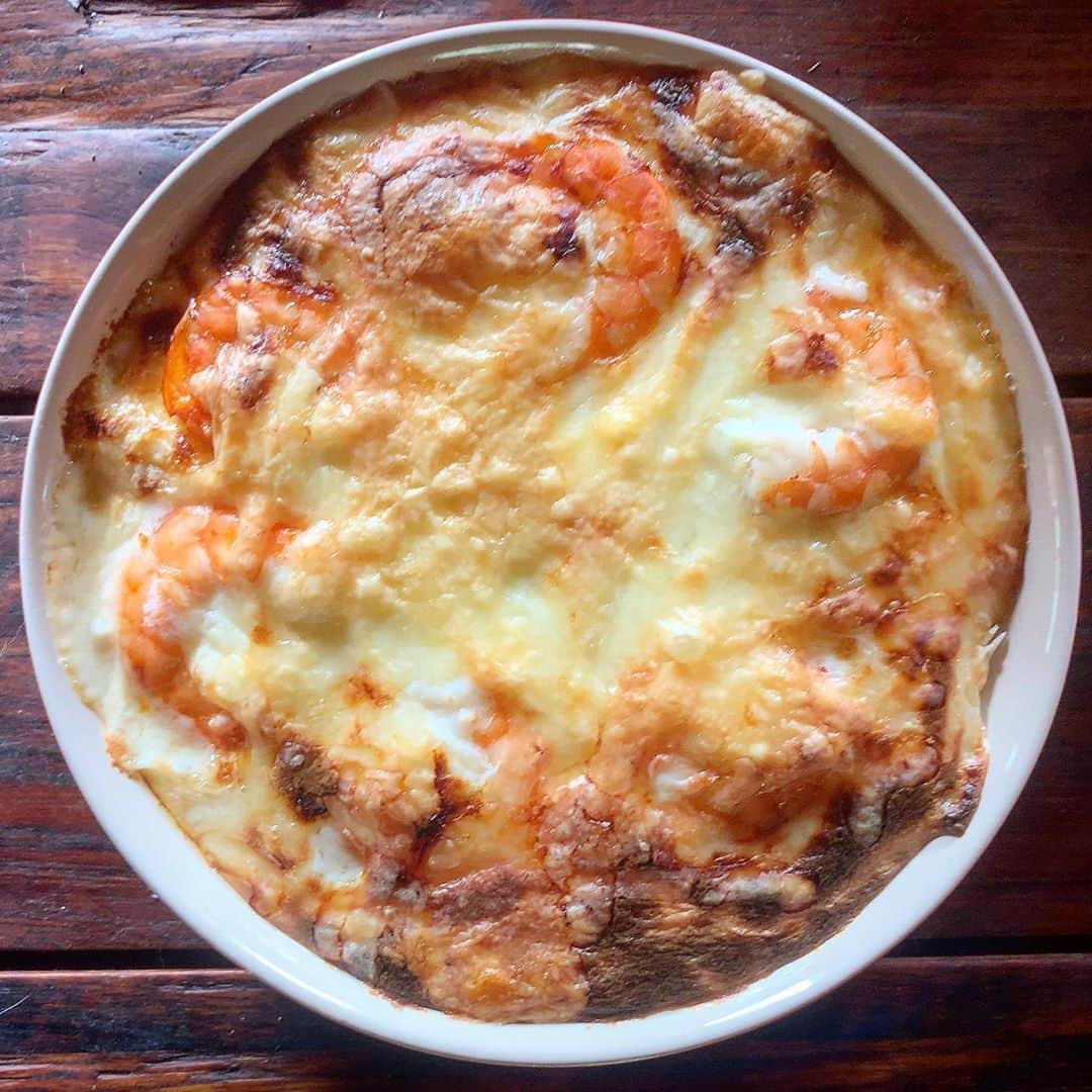 のインスタグラム：「みちょ食堂さんの海老ドリア。 満足度高い一品っす。 うちのオーブンは一度に一皿分しか焼けないらしく、時間差ご飯に。 二皿同時に焼けるオーブンレンジはあるのだろうか？ ちょっと調べてみようかな。 #イケウチ家の食卓 #みちょ食堂」