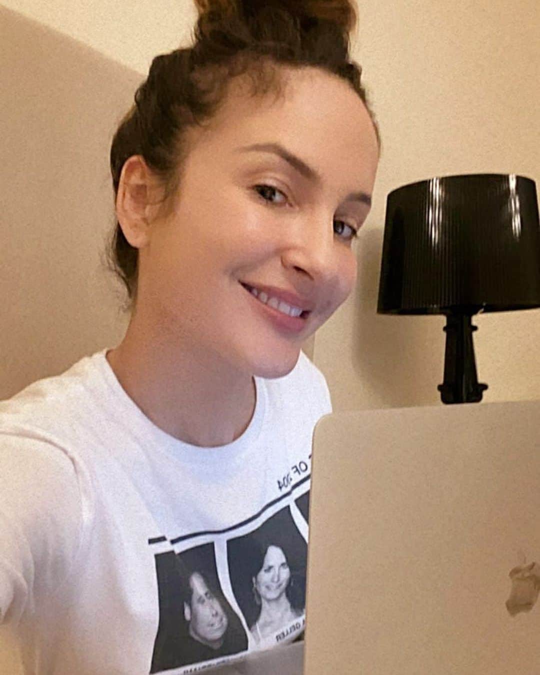 Claudia Leitteのインスタグラム：「Bem comportadinha nos preparativos para a nossa live do dia 10 de julho, às 19h30, no meu canal no @youtubebrasil 🤓 Ah... na bio tem o link pra voce se inscrever! #QuarentandoNaQuarentena #ClaudiaLeitteLive40」