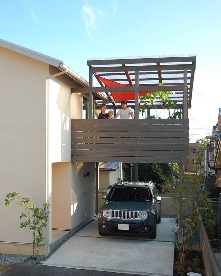 田中工務店／大阪／木の家さんのインスタグラム写真 - (田中工務店／大阪／木の家Instagram)「. 豊かな外空間とジープと木の家。 . 暮らしのアイデア・写真は👇🏻のタグからどうぞ @tanaka.komuten #tanakakomuten_balcony  #tanakakomuten_genkan . ----------------------------- 家を建てること、それはいい時間を手に入れることを。 @tanaka.komuten は大切な人との豊かな時間という価値を、設計士とつくる木の家づくりを通して、お客様に届けることを目的としている大阪北摂・吹田市にある工務店です。 この価値観と合う方はぜひフォローください🤲🏻✨ . #ジープ #レネゲード #アウトドアリビング #グランピング #ベランピング #インドアグリーン #グリーンのある暮らし #観葉植物のある暮らし #植物のある暮らし #暮らしを楽しむ #シンプルな暮らし #インテリア雑貨 #注文住宅大阪 #注文住宅 #北摂 #吹田市 #豊中市 #箕面市 #池田市 #茨木市 #roomclip」6月25日 8時52分 - tanaka.komuten
