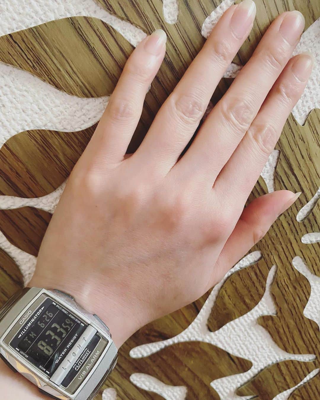 野本かりあのインスタグラム：「今日は時計を久しぶりにして過ごそう。 この時計は20代に買って、クラブに行く時に必ず着けていたので、思い入れが深い💖 #casio」
