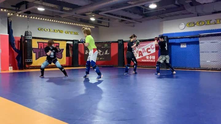 のインスタグラム：「AACC female fighter’s  MMA training. Focus on the fight!!!! @ayaka0331  @amiba0413  @megumilk0623  @sb_rena  @mikita_ro  @1114saori  @otoham___  @micco_s_mma  #aacc #aaccmma #aacc大森 #grappling #catchwrestling #nogi #無料体験できます #aacc楽しいですよー #生徒募集中 #仲間募集中  #aacc女子部 #レスリング #キャッチレスリング #総合格闘技 #女子格闘技 #femalefighter #jiujitsu #柔術 #格闘技やるならAACC #女子MMAならAACC #ココロとカラダを強くする #仲間 #team #何事も基本が大事 #チーム一丸」