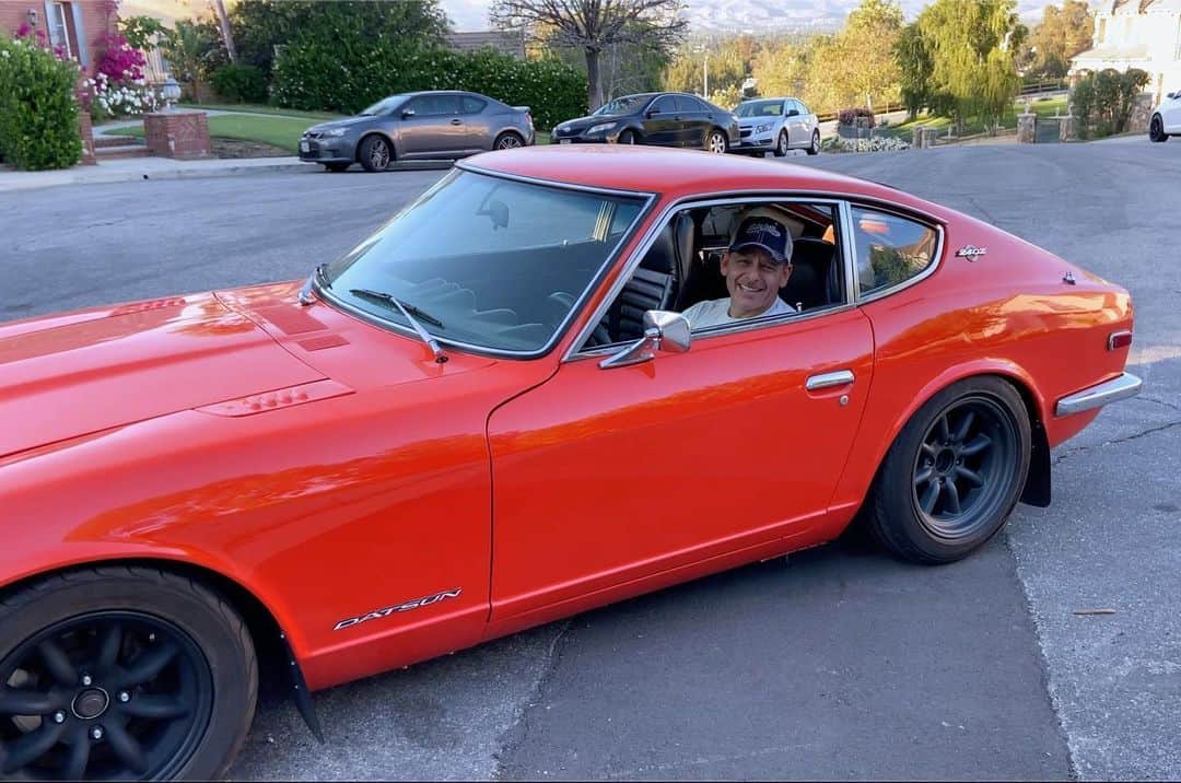 スティーブのインスタグラム：「The Kid kept saying lower the 240z more! More!! All the way!  Well we did that and then went for a ride. Swipe right to see what he thought of his own idea!  Lol  #datsun #datsun240z #240z #slammed #scraping  車高ギリギリまで落としたい！でも落とし過ぎると擦りすぎちゃって走れない！どうしよう？？？. New video now live!! #ダットサン #フェアレディz #シャコタン」