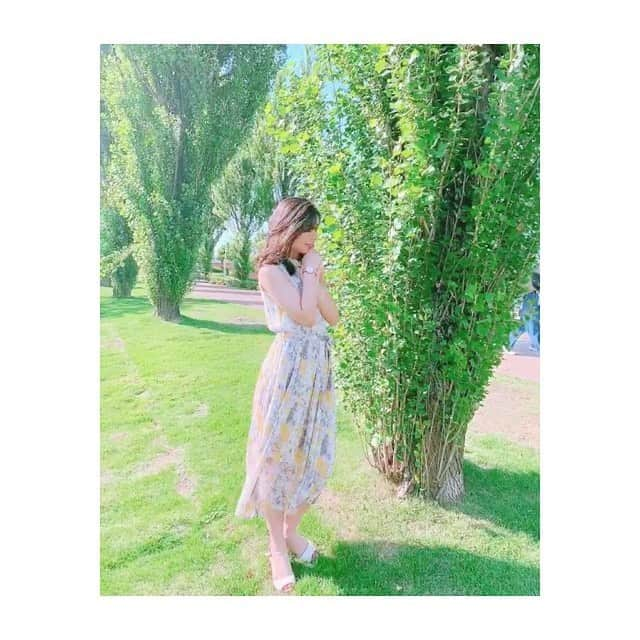 夢羽美友さんのインスタグラム写真 - (夢羽美友Instagram)「𝕖𝕟𝕛𝕠𝕪....☻︎☻︎☻︎ ... お天気が良い日はハムくん🐶とお散歩です♡ 休日でも時計は欠かさないタイプなのでこの日はDWのPETITE MELROSEのローズゴールド&リングを付けてお出かけ^_^ お肌にすっと馴染むお色でどんなお洋服にも合いそうです^_^✨ 6月25日から、https://www.danielwellington.com/jp/公式ウェブショップまでダニエルウェリントンと一緒に、夏を楽しもう☀️ ★公式ホームページにて腕時計とアクセサリーまたはストラップの購入で20%OFF（５月の最新作も対象） ★15%OFFクーポンコードも併用可能！ .... 15％OFFクーポンコード♡mayu9 （2020/ 8/25 まで有効、DW公式直営店舗とWEBショップにて使用可能） .... ★ダニエルウェリントンLINE公式アカウントも6月からスタートしました！LINEアプリ内の公式アカウントからダニエルウエリントンで検索して頂き、お友だち登録してくださいね♡ ... ＠DanielWellington  #ダニエルウェリントン  #dwサマー #お出かけ日和 #お散歩コーデ」6月25日 9時34分 - mayu09.06