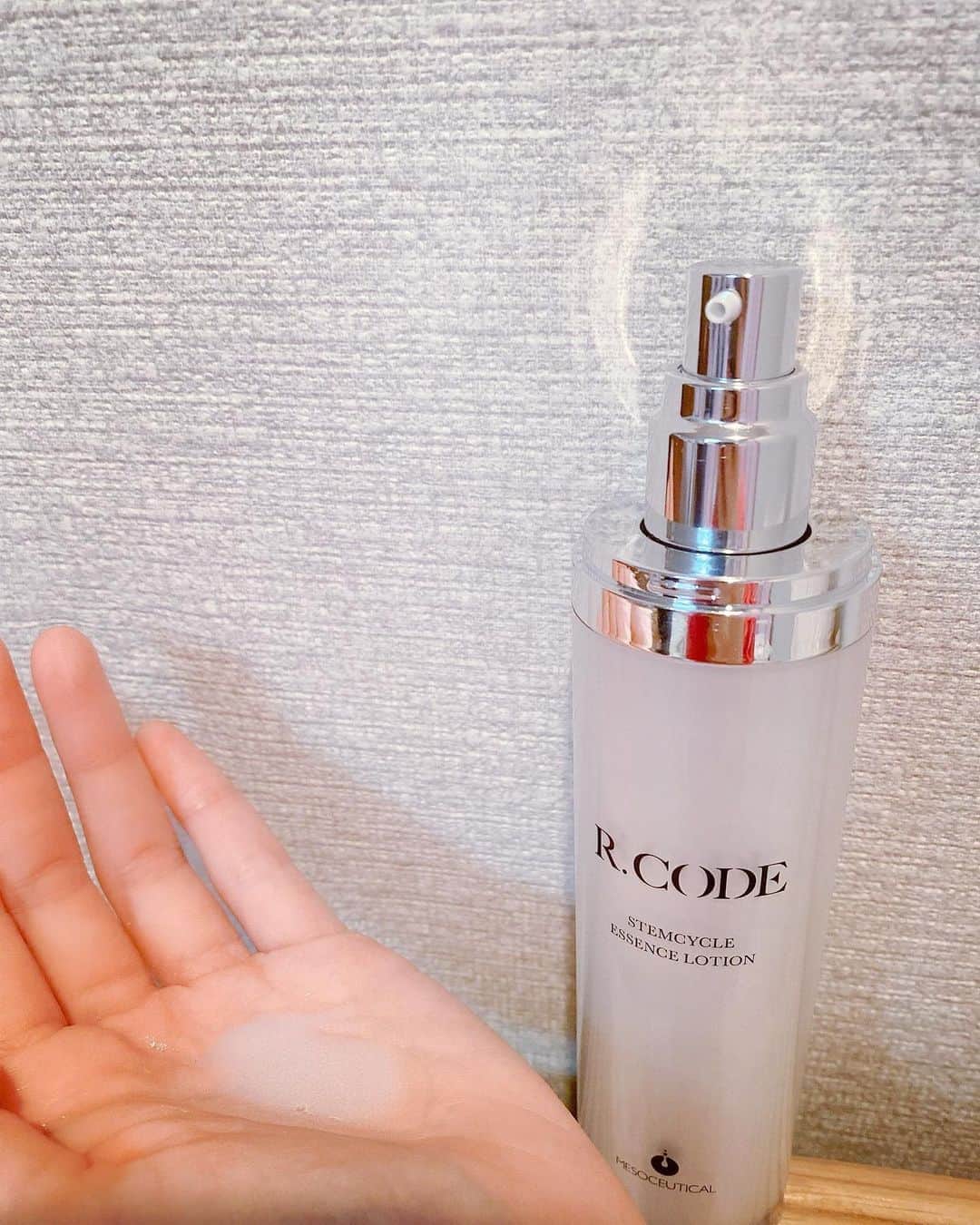 Erenaさんのインスタグラム写真 - (ErenaInstagram)「💠R.CODE 至極のｱﾝﾁｴｲｼﾞﾝｸﾞ化粧水💠 ７月発表予定でまだ非公開のｴｽﾃ専売新商品をご紹介❣️ ひと足先にモニター使用させてもらってるよ🤗 . 『メソシューティカル ・Rコードシリーズ/ステムサイクルエッセンスローション』 . 付けた瞬間スーッとのびるのに、後からオイルを塗ったように潤ってモッモチ肌になる💖 これはやみつきー😘💋💕 白濁した液体の秘密は、補水・うるおい持続・修復を兼ね揃えたオイルローションなのだ💁‍♀️✨ 美容液レベルの成分が濃縮されてるから、シワ,シミ,たるみ,ハリ,くすみにGoodなんだってー🤩👏👏👏 . この前母に試してみたら一度で保湿力すごいの立証された🤭 発売されたら買いに走りそう🏃🏼‍♀️💨 . . #tokutamu#mesoceutical#rcode#Rコード#トクタム#メソシューティカル#販売前の特別PR#水分たっぷり#水分と油分のベストバランス#オイルローション#乳酸菌#幹細胞#細胞レベルの若返り#潤い#化粧水#美容#エステ#エステサロン#PR品#RCODE❤️」6月25日 9時28分 - o1.erena.1o_