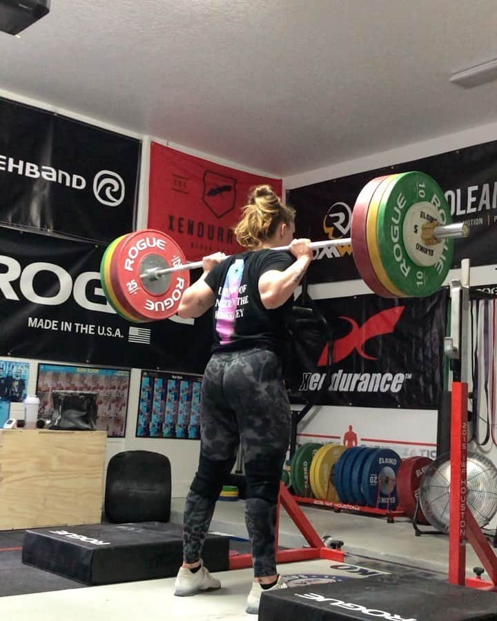 マッティ・ロジャーズのインスタグラム：「Sets so long they don’t even fit in the IG minute. @aimees2cents took away my belt privileges these past few weeks (& the foreseeable future) to make me a strong(er) bitch. After my back injury last year I came to rely on it a bit so taking it away for a while is a mental & physical challenge.  This was my 10th set of squats (& a set of 10) and I wanted nothing more than to slap on that belt. My main cues during these squat sessions are “calm” & a lot of “you’re okay” (& breaking them into 2’s in my brain because 5x2 sounds better than 10 I guess???) I have to focus so hard on my breathing and lowering my heart rate between sets because it’s so damn hot and so easy to get frantic because I feel like I’m dying with these high rep sets (pointing the fan at the rack helps too). Last week I threw up & put on my belt by the last set, this week I did neither of those things so I’LL TAKE THAT AS A WIN! Also just some other things from this mornings session that were nice. With the exception of that CJ complex that doesn’t even fit in the video.... those were not nice @roguefitness - - - NEW @hookgrip Mattie edition socks in the @hookgripstore now also!!」