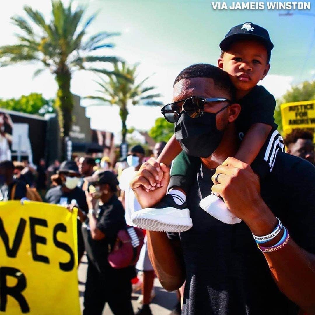 NFLさんのインスタグラム写真 - (NFLInstagram)「Jameis Winston joined the #BLM protests with his son. @jaboowins3 (via @thecheckdown)」6月25日 9時30分 - nfl