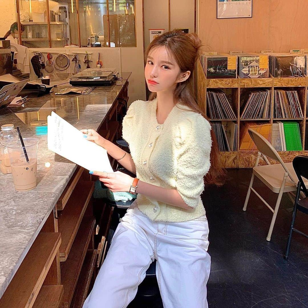 Son Ju Heeさんのインスタグラム写真 - (Son Ju HeeInstagram)「흐리지만 다들 화이팅이욤💛 두밤만 자면 벌써 주말이에요!! 시간이 쏜살같네 정말 💨 - - #리샵」6月25日 9時31分 - juhee__ss