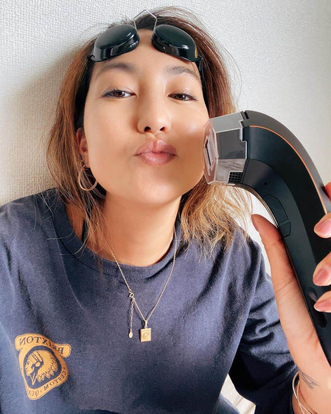 のインスタグラム：「🦥 ツヒニ！！ 待ちに待ったヤツが 届いたワ〜🚨 . . . #脱毛器 . . . 最近周りがみんな自宅でのムダ毛ケアにシフトしていて、怠け者の私は サロンへの予約とか何度も通うのとか無理だと思い… . . ついに get!!!しちゃったよ〜 #レディッチ　♡ . . . 結構ムダ毛ケアについて質問頂くのでコレを選んだ理由詳しく書いてみます⬇︎ . . . モードが2種類のみで、 ムダ毛ケアモードか、たるみやバストのケアができる美肌効果モードを選ぶだけです！！ . . ハイパワーLED使用で痛みは無い！(アッタカイくらい)しかも、LEDだからカートリッジ交換が無い！！！ ここ大事！！カートリッジ交換なんて私には無理ww🔋 . . あと、1番の理由は、 肌の色に関係なく使える事！！！ 脱毛サロンでは肌色で足とか腕はずーっと断られてきたんだけど😂 肌の色選ばずに使用できるなんて！！！ 絶対コレしか無い！！ って思いましたww . . . ジェルとか美容液をつけなくてもそのまま使用出来ちゃうし🙄 怠け者の私にピッタリー。 . . アッタカイ光が出ていて それを滑らすだけなのでお手軽でした。 ついでにたるみモード(←w)で 顔にもあててみてるけど ジンワリしてて気持ち良いくらい😳 . . 女系家族で使いまわします。 子供にも10歳から使えるみたいです。 . . アー！ つひに自宅にいながらケア出来る時代になったー。。 もはや、どんどん動かなくなりますなー😎 . . @cocoserebycoeuresthetique  レディッチ公式アカ。 ここでプレゼントキャンペーンもしているらしいから地黒の人は絶対応募して下さい😂 . . 毛周期も気にせず使えるし 今のところ本気で満足してます。 . . 女の子はみんな悩むケアですよね！ 手軽さ" に惚れ惚れwww . . 動画も見て欲しいけど 3枚目の付属のアイカバー着用画像が 特にお気に入りです。 . . 梅雨の遊び方… . . #レディッチ #LED脱毛 #家庭用脱毛器 #脱毛器 #ココセレ #メンズ脱毛 #キャンペーン企画 #pr #たるみケア  #美肌ケア #痛くないよ #地黒　#日焼け肌」