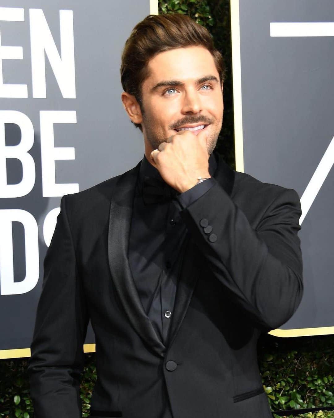 E! Onlineさんのインスタグラム写真 - (E! OnlineInstagram)「Two things we know:  1. Zac Efron has a new show coming to #Netflix❗️ 2. We just like any excuse to repost this photo, O.K.  Click the link in our bio for all the exciting deets. (📷: Getty)」6月25日 9時47分 - enews