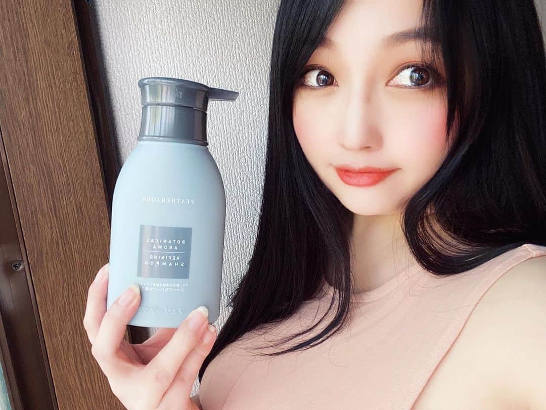 橋元優菜のインスタグラム：「黒髪のありがたい味方❤︎ * * * * * * アロマシャンプー ↓フェザーアクア🕊 @featheraqua  https://instagram.com/featheraqua?igshid=65rp3k7b7  #featheraqua #フェザーアクア #ヘアケア #化粧品 #シャンプー #トリートメント #日本 #ノンシリコン #ボタニカル #アロマ #スカルプ #植物 #アミノ酸シャンプー #湯上がり #japanesegirl #shampoo #黒髪 #黒髪ロング #ヘアスタイル #アラサー美容 #アラサーメイク #大人女子 #大人メイク #たれ目 #透明感 #美魔女 #blackhair #お姉さん #黒髪女子」
