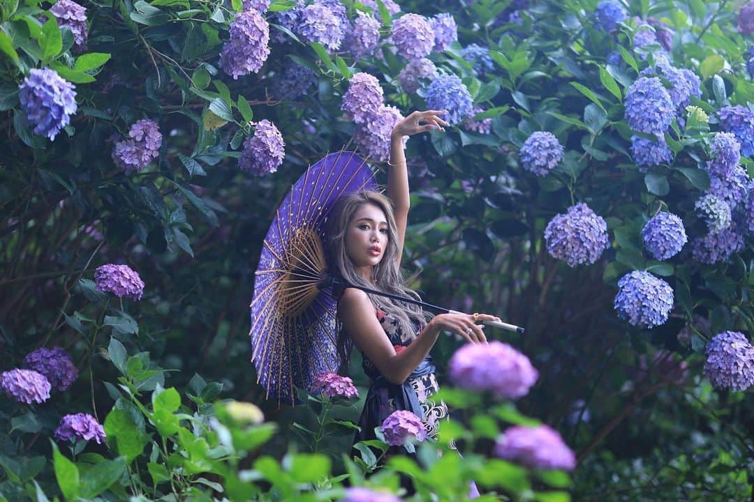 舘林佳史のインスタグラム：「フォロワー8万7千人の人気インスタグラマー﻿ ファッションモデルSoraちゃん﻿ 紫陽花姫😊✨﻿ ﻿ メッチャカッコいいのが撮れました👍✨﻿ ﻿ 物語の主人公になりたい方✨﻿ ﻿ 撮影のご依頼等お気軽にお問い合わせ下さい(о´∀`о) ﻿ #ドラマティックストーリーフォト﻿ ﻿ ﻿ 誰でも物語の主人公になれる‼︎をキャッチコピーに﻿ ドラマや映画の物語のワンシーンの様なDramaticStoryPhotと言う名前で活動作品作りをしています。﻿ ﻿ 大好評のドラマティックフォトのご依頼はこのクオリティーで30000円〜(ほぼ諸経費)で受け賜わっています)^o^( ﻿ ﻿ 素敵な作品を一緒に作りたい！コラボレーションしたい 美容師・メイクアップアーティストさん ・服飾デザイナーさんクリエイターさん募集中です✨﻿ ﻿ 作品作り体験モデルに興味がある方ドラマティックフォト依頼 の方はこちら﻿ ﻿ ①お名前:②地域:③年齢:④身長: ⑤InstagramID: LINE ID:⑥応募理由:﻿ ﻿ 最近の髪型スタイルの分かる写真をDMまたはメール下さい✨📩contact@dramaticphoto.jp﻿ ﻿ ギャラリーモデル個撮希望カメラマンはお繋ぎしますのでモデル名と希望日DMでお問い合わせ下さいませ❣️﻿ ﻿ ﻿ #和ドレス#写真集#紫陽花#ファッションモデル#美人モデル#美女#ベストボディ#下田公園 #プロモーション#伊豆旅行 #伊豆#ドラマチック#ファンタジー#ストロビスト#撮影依頼#モデル募集#モデル#ロケーションフォト#ファインダー越しの私の世界#写真撮る人と繋がりたい#photographer#ポートレート#ポートレート#撮影モデル」