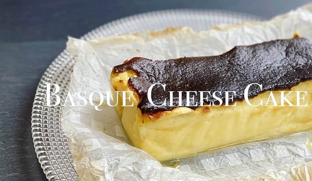 内山理名さんのインスタグラム写真 - (内山理名Instagram)「🧁➕🧀 ・ チーズケーキすきで色々なレシピを試しています。　 Basque cheese cake..高温、短時間で焼くだけでこんなにも風味と食感が違うのだなぁ。でも中が柔らかいから、半解凍か冷蔵庫から出してすぐが美味しい。手土産で持っていったら柔らかすぎて.. もっと研究してみよ。 ・ お酒にも合うケーキがテーマで作っています🌿　ラムとかバニラ加えるのすき。 ・ #basquecheesecake  #homemadecake  #cheesecake」6月25日 9時52分 - rinauchiyama_official