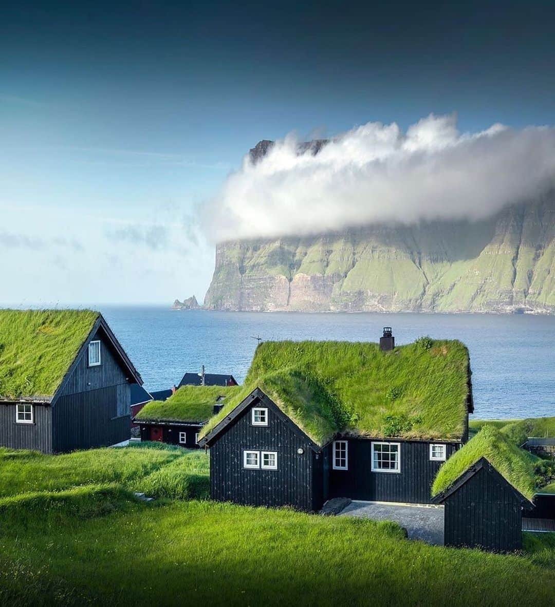 BEAUTIFUL DESTINATIONSさんのインスタグラム写真 - (BEAUTIFUL DESTINATIONSInstagram)「With beautiful traditional villages and unique grass-roofed houses, the Faroe Islands are definitely one of a kind. Have you ever seen anything like this? (📸: @ilhan1077 📍: Faroe Islands)」6月25日 9時53分 - beautifuldestinations