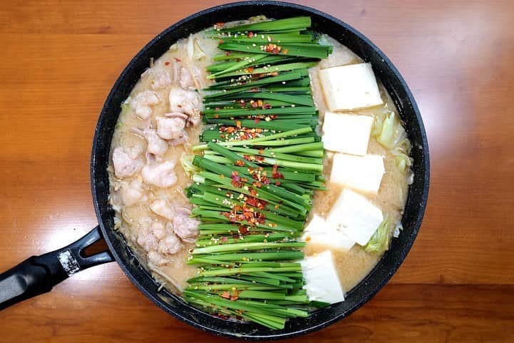 福岡グルメ 福岡ランチ「デビログ」さんのインスタグラム写真 - (福岡グルメ 福岡ランチ「デビログ」Instagram)「『#もつ鍋おおやま 』でもつ鍋を”お取り寄せ”してみた😊 今回は冷蔵「みそ味(2～3人前)野菜付き」4,838円(税込)をチョイス。 九州味噌や西京味噌など数種類の味噌をブレンドして、それにおおやま特製のタレを加えたスープは濃厚👌 味の濃さを予備スープや水で調整できるのもいいね。 最後にごま油を入れるのがポイント！これっお店の味やん🙆‍♂️ 国産牛の小腸はプリプリで、たっぷり入っとる。 ゴボウの食感がなんとも好きなんよ。 〆のちゃんぽんもいい感じやった😋 Instagramのアカウント @ooyama.motu でもつ鍋の作り方が動画で見れるのは便利😁 テイクアウトやUbereatsにも対応している。 . 「博多もつ鍋おおやま」のお取り寄せ材料で、15分で本格お店味！ 公式オンラインショップは↓ https://e-shop.motu-ooyama.com/ . #福岡お取り寄せ #福岡お取り寄せグルメ #博多もつ鍋 #福岡もつ鍋 #博多もつ鍋おおやま #pr #福岡 #博多 #fukuokapics #fukuoka #fukuokacity #hakata #fukuokagourmet #IGersJP #ig_japan #福岡グルメ #福岡ランチ #福岡ごはん #福岡ご飯 #食べログ福岡 #福岡飯 #福岡食べ歩き #福岡インスタグルメ #インスタグルメ福岡」6月25日 10時08分 - devi_takahashi