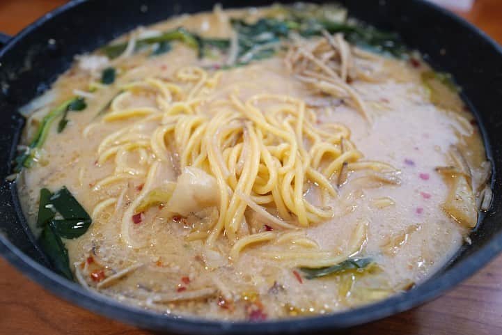 福岡グルメ 福岡ランチ「デビログ」さんのインスタグラム写真 - (福岡グルメ 福岡ランチ「デビログ」Instagram)「『#もつ鍋おおやま 』でもつ鍋を”お取り寄せ”してみた😊 今回は冷蔵「みそ味(2～3人前)野菜付き」4,838円(税込)をチョイス。 九州味噌や西京味噌など数種類の味噌をブレンドして、それにおおやま特製のタレを加えたスープは濃厚👌 味の濃さを予備スープや水で調整できるのもいいね。 最後にごま油を入れるのがポイント！これっお店の味やん🙆‍♂️ 国産牛の小腸はプリプリで、たっぷり入っとる。 ゴボウの食感がなんとも好きなんよ。 〆のちゃんぽんもいい感じやった😋 Instagramのアカウント @ooyama.motu でもつ鍋の作り方が動画で見れるのは便利😁 テイクアウトやUbereatsにも対応している。 . 「博多もつ鍋おおやま」のお取り寄せ材料で、15分で本格お店味！ 公式オンラインショップは↓ https://e-shop.motu-ooyama.com/ . #福岡お取り寄せ #福岡お取り寄せグルメ #博多もつ鍋 #福岡もつ鍋 #博多もつ鍋おおやま #pr #福岡 #博多 #fukuokapics #fukuoka #fukuokacity #hakata #fukuokagourmet #IGersJP #ig_japan #福岡グルメ #福岡ランチ #福岡ごはん #福岡ご飯 #食べログ福岡 #福岡飯 #福岡食べ歩き #福岡インスタグルメ #インスタグルメ福岡」6月25日 10時08分 - devi_takahashi