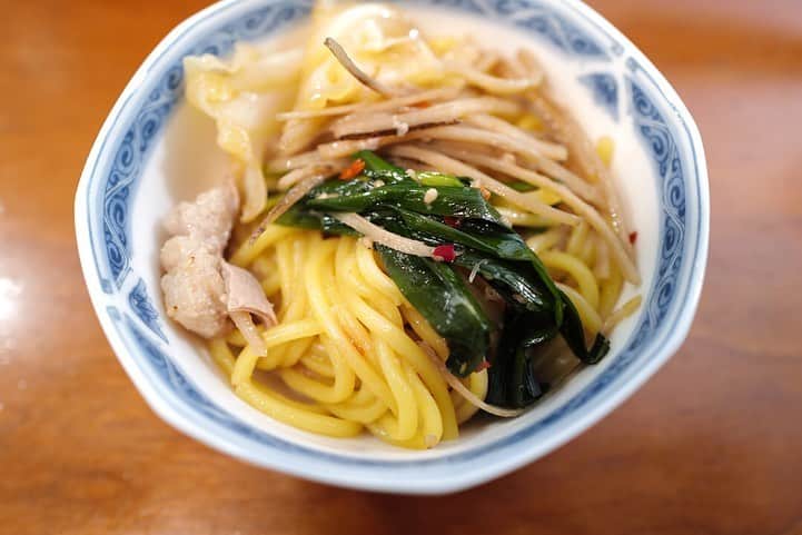 福岡グルメ 福岡ランチ「デビログ」さんのインスタグラム写真 - (福岡グルメ 福岡ランチ「デビログ」Instagram)「『#もつ鍋おおやま 』でもつ鍋を”お取り寄せ”してみた😊 今回は冷蔵「みそ味(2～3人前)野菜付き」4,838円(税込)をチョイス。 九州味噌や西京味噌など数種類の味噌をブレンドして、それにおおやま特製のタレを加えたスープは濃厚👌 味の濃さを予備スープや水で調整できるのもいいね。 最後にごま油を入れるのがポイント！これっお店の味やん🙆‍♂️ 国産牛の小腸はプリプリで、たっぷり入っとる。 ゴボウの食感がなんとも好きなんよ。 〆のちゃんぽんもいい感じやった😋 Instagramのアカウント @ooyama.motu でもつ鍋の作り方が動画で見れるのは便利😁 テイクアウトやUbereatsにも対応している。 . 「博多もつ鍋おおやま」のお取り寄せ材料で、15分で本格お店味！ 公式オンラインショップは↓ https://e-shop.motu-ooyama.com/ . #福岡お取り寄せ #福岡お取り寄せグルメ #博多もつ鍋 #福岡もつ鍋 #博多もつ鍋おおやま #pr #福岡 #博多 #fukuokapics #fukuoka #fukuokacity #hakata #fukuokagourmet #IGersJP #ig_japan #福岡グルメ #福岡ランチ #福岡ごはん #福岡ご飯 #食べログ福岡 #福岡飯 #福岡食べ歩き #福岡インスタグルメ #インスタグルメ福岡」6月25日 10時08分 - devi_takahashi