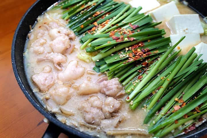 福岡グルメ 福岡ランチ「デビログ」さんのインスタグラム写真 - (福岡グルメ 福岡ランチ「デビログ」Instagram)「『#もつ鍋おおやま 』でもつ鍋を”お取り寄せ”してみた😊 今回は冷蔵「みそ味(2～3人前)野菜付き」4,838円(税込)をチョイス。 九州味噌や西京味噌など数種類の味噌をブレンドして、それにおおやま特製のタレを加えたスープは濃厚👌 味の濃さを予備スープや水で調整できるのもいいね。 最後にごま油を入れるのがポイント！これっお店の味やん🙆‍♂️ 国産牛の小腸はプリプリで、たっぷり入っとる。 ゴボウの食感がなんとも好きなんよ。 〆のちゃんぽんもいい感じやった😋 Instagramのアカウント @ooyama.motu でもつ鍋の作り方が動画で見れるのは便利😁 テイクアウトやUbereatsにも対応している。 . 「博多もつ鍋おおやま」のお取り寄せ材料で、15分で本格お店味！ 公式オンラインショップは↓ https://e-shop.motu-ooyama.com/ . #福岡お取り寄せ #福岡お取り寄せグルメ #博多もつ鍋 #福岡もつ鍋 #博多もつ鍋おおやま #pr #福岡 #博多 #fukuokapics #fukuoka #fukuokacity #hakata #fukuokagourmet #IGersJP #ig_japan #福岡グルメ #福岡ランチ #福岡ごはん #福岡ご飯 #食べログ福岡 #福岡飯 #福岡食べ歩き #福岡インスタグルメ #インスタグルメ福岡」6月25日 10時08分 - devi_takahashi