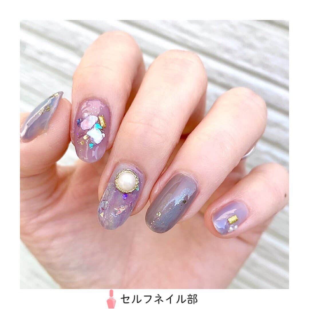 セルフネイル部 公式アカウントのインスタグラム：「(@ramu.nail)さんの、 「ブルー×パープルネイル」を紹介します💅 . 〜やり方〜 ①全ての指にベースを塗る ②親指、小指にRMK（エアリーブルー）を塗る ③人差し指にデュカート（ライラックスカイ）、薬指にアディクション （プライベートジェット）を塗る ④中指は、エアリーブルー、ライラックスカイ、GNマニキュア（PRIMA）でニュアンスにする ⑤親指、薬指にGNマニキュア（PRIMA）をシャシャッと塗る ⑥各指にプラネットネイル（シリウスの光線）をポイントで塗る ⑦人差し指、小指にシェルやネイルシールを乗せてトップコートで全指仕上げる . 〜使用ポリ〜 ♡スキューズミーグロッシーコート  グレージュ ♡RMK エアリーブルー ♡デュカート　ライラックスカイ ♡GNマニキュア  PRIMA ♡planet nail  シリウスの光線 . 《セルフネイル部プロデューサー高橋からのコメント💅》 すてきなくすみネイル🎨色使いからデザインのバランスまで素敵すぎます💅」