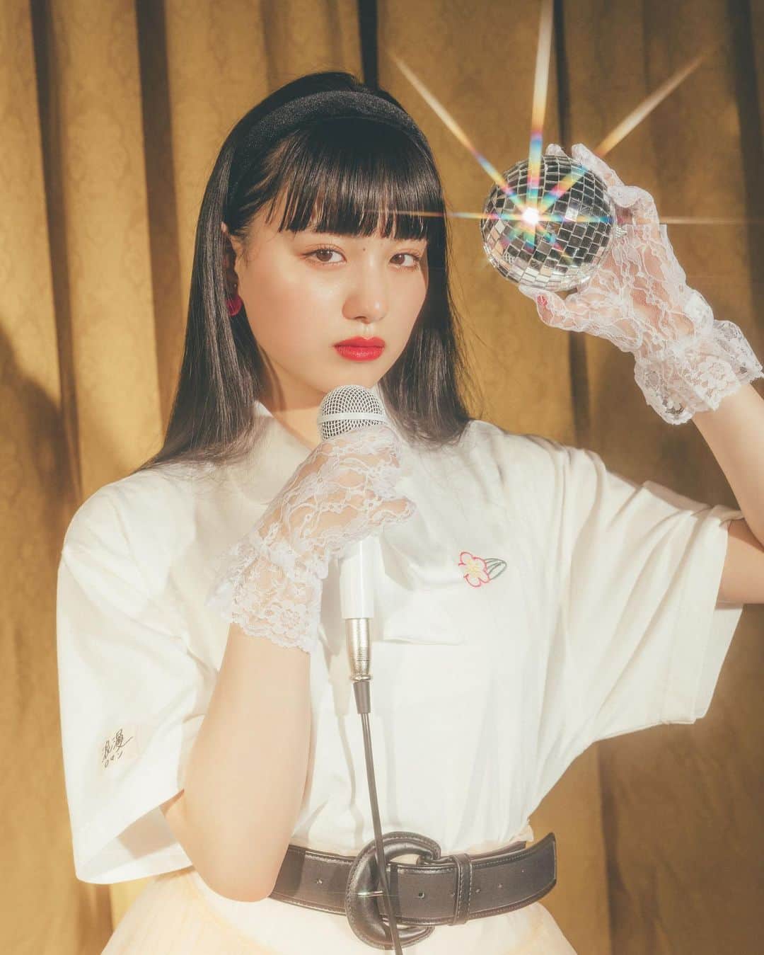 のインスタグラム：「ㅤㅤㅤㅤㅤㅤㅤㅤㅤㅤㅤㅤㅤ Noa Tsurushima×WEGO Collaboration vol.3﻿ ㅤㅤㅤㅤㅤㅤㅤㅤㅤㅤㅤㅤㅤ Now on sale❤︎ ㅤㅤㅤㅤㅤㅤㅤㅤㅤㅤㅤㅤㅤ ✔︎鶴嶋乃愛コラボセットTシャツ¥4,399(tax in)﻿ >サイズ﻿ Tシャツ:F﻿ アクリルスタンド:縦10cm,横5cm,奥行5cm(組み立て時のおおよそのサイズとなります)﻿ ◾️発売日:6/25(木)AM10:00〜﻿ ◾️発売店舗:WEGO ONLINE STORE﻿ ※新型コロナウイルス感染症に伴うお客様の健康と安全を最優先に考慮し、ONLINE STOREのみの販売とさせて頂きます。 ※ノベルティとしてコラボ購入者全員にポストカードをプレゼント。﻿ ㅤㅤㅤㅤㅤㅤㅤㅤㅤㅤㅤㅤㅤ @felonyrose__n  ㅤㅤㅤㅤㅤㅤㅤㅤㅤㅤㅤㅤㅤ #noatsurushima #鶴嶋乃愛 #WEGO #ウィゴー #collaboration #大正浪漫」