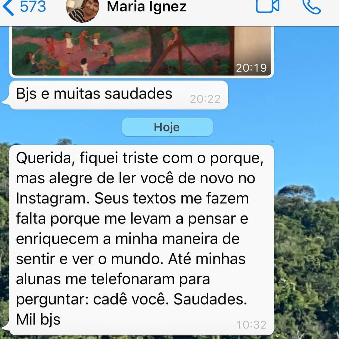 のインスタグラム：「estou aqui, vó. andei sumida porque caí para dentro de mim.  seu aniversário passou e semana passada você recebeu um milhão de abraços na versão pele - saco plástico - pele (o corona vírus nos disse que só podia ser assim). aposto que você fez netas criativas de propósito, pra que pudesse usufruir das geringonças que criamos. e dessa vez a lica @claricerios arrasou.  adoro a sua esperteza.  nessa quarentena, ao menos consegui fortalecer uma das coisas que você mais soube me ensinar: a fé. sigo caçadora de beleza e encantamento, me agarro no que acho para não desanimar. você sempre me põe pra cima.  aqui, palavras para um registro de feliz aniversário atrasado - o que importa mesmo é que eu pude ouvir sua voz no dia. mas ainda sinto saudades - no plural, mesmo, pelo tanto que sinto.  que em breve a gente possa se abraçar pele - pele. eu te amo. um beijo também para as suas amigas.」