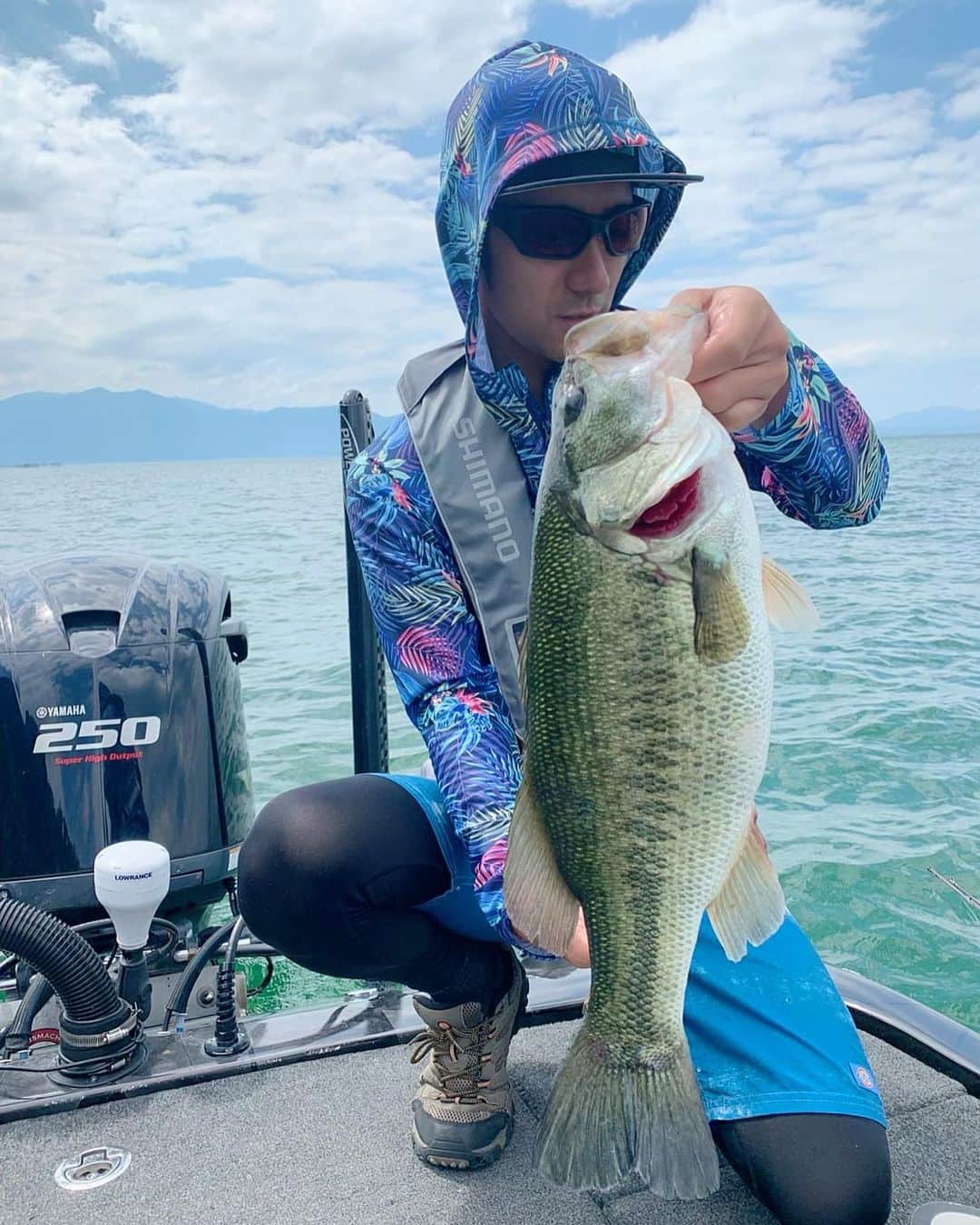 会一太郎のインスタグラム：「北さんバサクラ優勝祝いという名の理由付け弾丸日帰り琵琶湖ガイド釣行（長い）  今年の琵琶湖の難しさは分かってたので、ハナからバカ話をしながらただ楽しく釣りするだけ、という非常に贅沢な時間でした。  初琵琶湖の同行者、たかはしバスブログさんも非常に楽しめ、早くも今年リピートの予感です。  何気に初琵琶湖ガイド付きだったので、得るものも非常に多く、欲張り満足セット釣行でした。またよろしくお願いします。  #北大祐 #琵琶湖 #日帰り #japan #bassfishing #釣り」