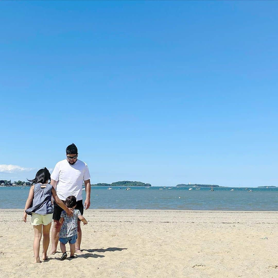 畠山健介さんのインスタグラム写真 - (畠山健介Instagram)「The Beach with my family and my friends.  僕らの住むマサチューセッツ州は現在、アメリカ国内で最もCOVID-19の感染していく率が低い州となっています。全ての医療従事者に感謝を！  Be Strong,Be Better  皆さんが健康でありますように！  #ラグビー #rugby #家族 #family #アメリカ #America #USA #ボストン #Boston #自粛生活 #娘 #長女 #次女 #daughter #ハタケシスターズ #第二波に気をつけよう #fuckcovid19 #fuckcorona #海 #sea #心を洗う #風呂は命の洗濯 #海は心のシャワー #ソーシャルディスタンス」6月25日 10時22分 - hatake03