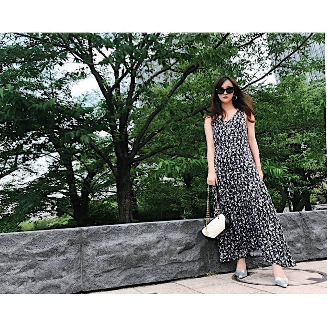 板野友美 ファンアカウントのインスタグラム：「Line Blog Update 👗👠 #outerwear @aula_official #dress @fray_id #sandals @amerivintage #sunglasses @celine #bag @chanelofficial」