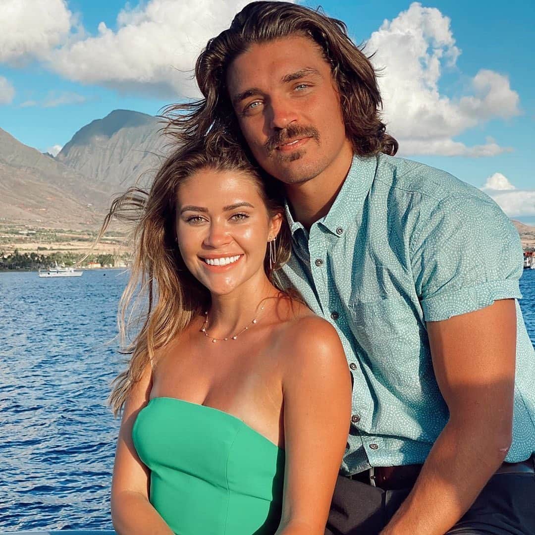 E! Onlineさんのインスタグラム写真 - (E! OnlineInstagram)「#BIP's Dean Unglert finally addressed those marriage rumors with Caelynn Miller-Keyes...and we still have some questions. 👀🤔 Link in bio for his update on their relationship + their matching rings. (📷: Instagram)」6月25日 10時30分 - enews