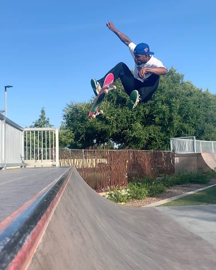 ダショーン・ジョーダンのインスタグラム：「Put me in @ea @skateea !!! 🛹 #bsm」