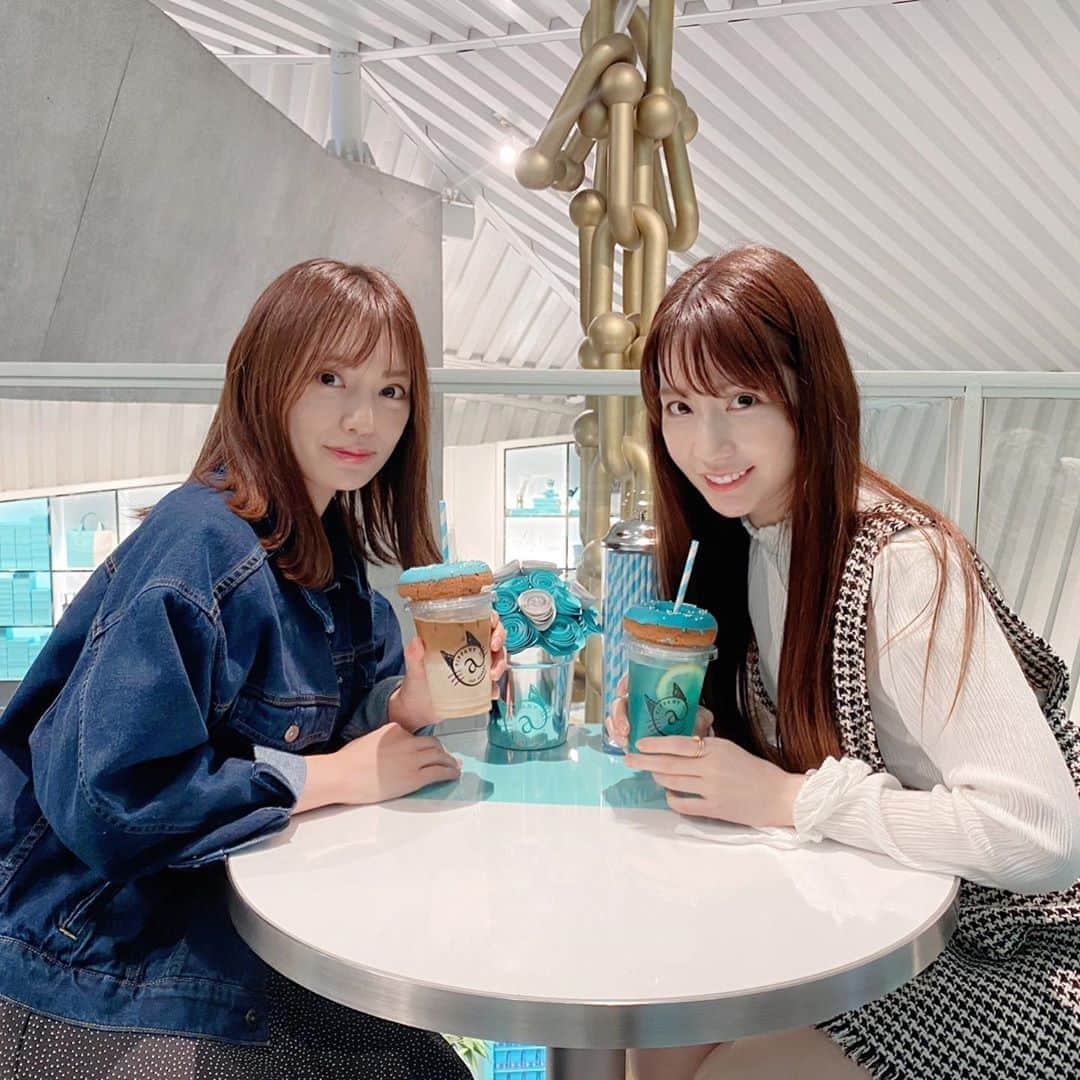 中川杏奈のインスタグラム：「先日♡ @mizukiss56 とカフェ☕️ 前からいつか行きたいなと思って行ってなかった3年間限定の  #ティファニーカフェ  青いドリンクはどんな味かと思ったけど、美味しいレモネードでした🥰 カフェは原宿キャットストリートのティファニーの3階にあって可愛いジュエリーやグッズに囲まれながら階段を登るのは誘惑との戦い笑💓 ティファニーカフェの後また他のカフェでごはん食べて、お久しぶりの人にも会えて素敵な1日でした🥰 : #ティファニーカフェ原宿  #表参道グルメ #表参道カフェ #表参道ランチ #原宿カフェ #明治神宮前カフェ #インスタ映えカフェ  #tokyocafe #instalike #instalike #instafood #tiffanyblue  #ティファニーブルー  #ティファニードーナツ」