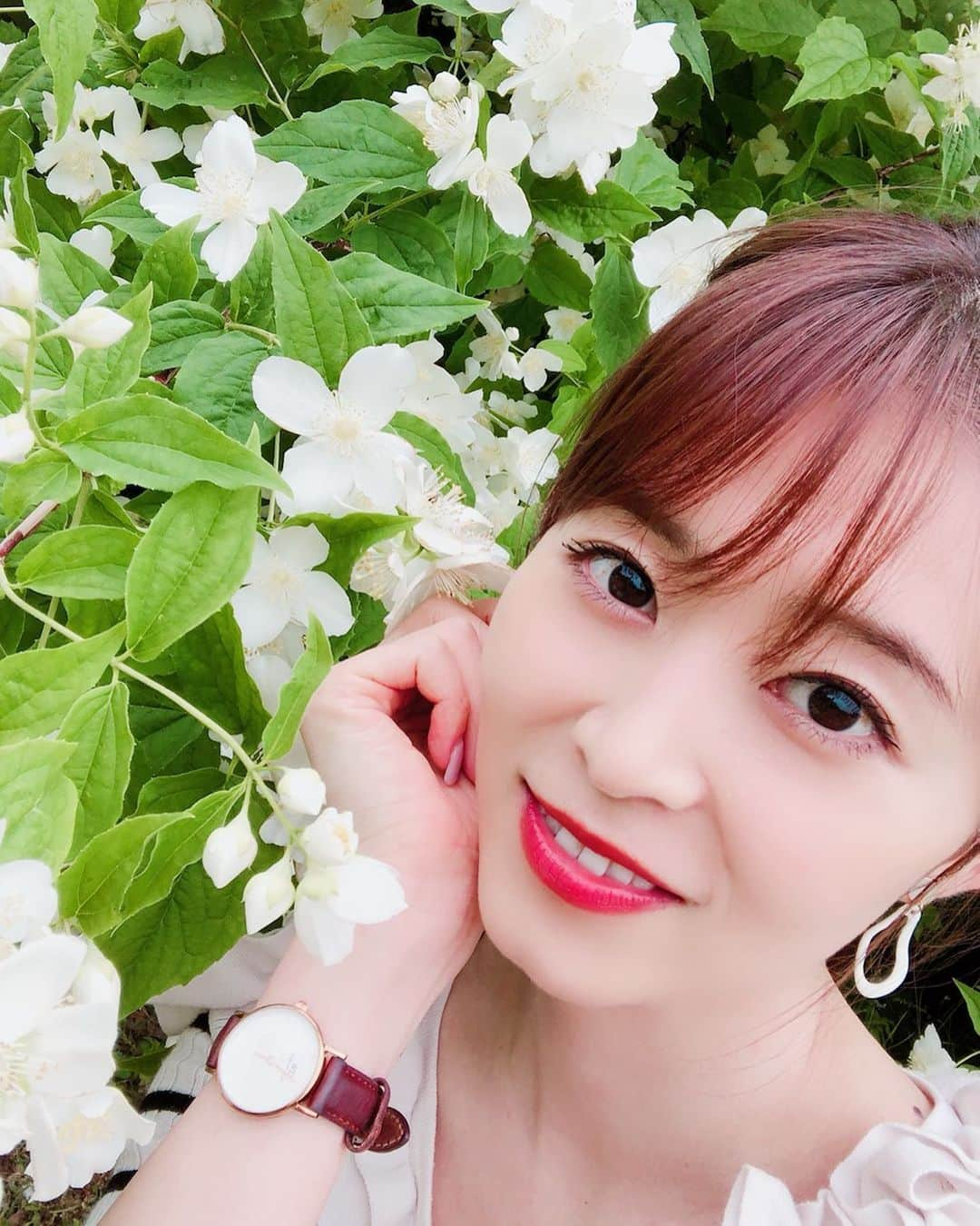 札幌テレビ「どさんこワイド朝」さんのインスタグラム写真 - (札幌テレビ「どさんこワイド朝」Instagram)「. こんにちは！ 大家彩香です☺️ . 今日は、先日撮った1枚！ . 「お花とわたし」 . . #札幌テレビ #どさんこワイド朝 #大家彩香」6月25日 10時53分 - dosanko_asa