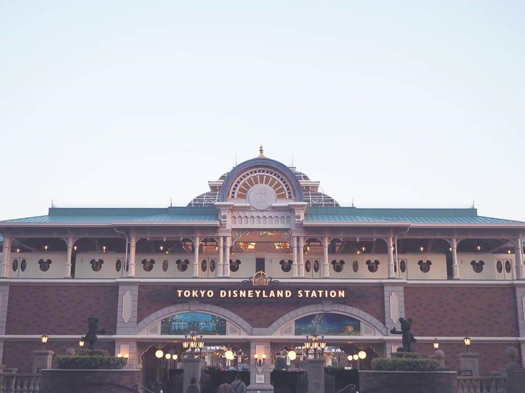 のインスタグラム：「. . 東京ディズニーランドとシーの 運営再開のニュース嬉しいですね😊 今日15時からチケット発売ですよ！！ 繋がりにくいとは思いますが、私も挑戦してみます✨ . #tokyodisneyresort#tdl#tds」