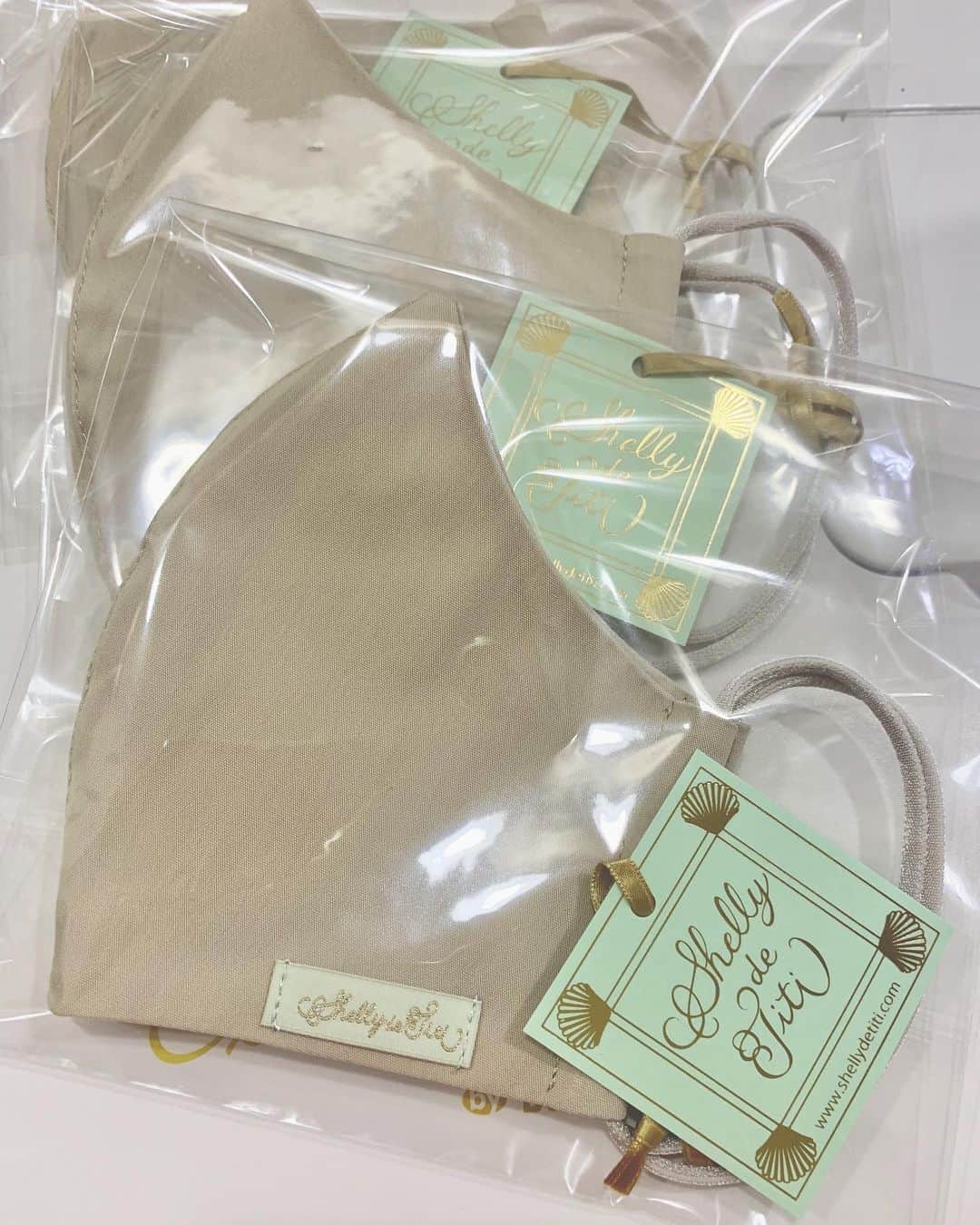 Tomomi Teradaのインスタグラム：「引き続き手洗いうがいちゃんとしてこうね😷📦💕 メイド-トゥ-オーダーも好評いただきありがとうございます。いつでもお気軽にご相談ください💌👙♡ #shellydetiti」