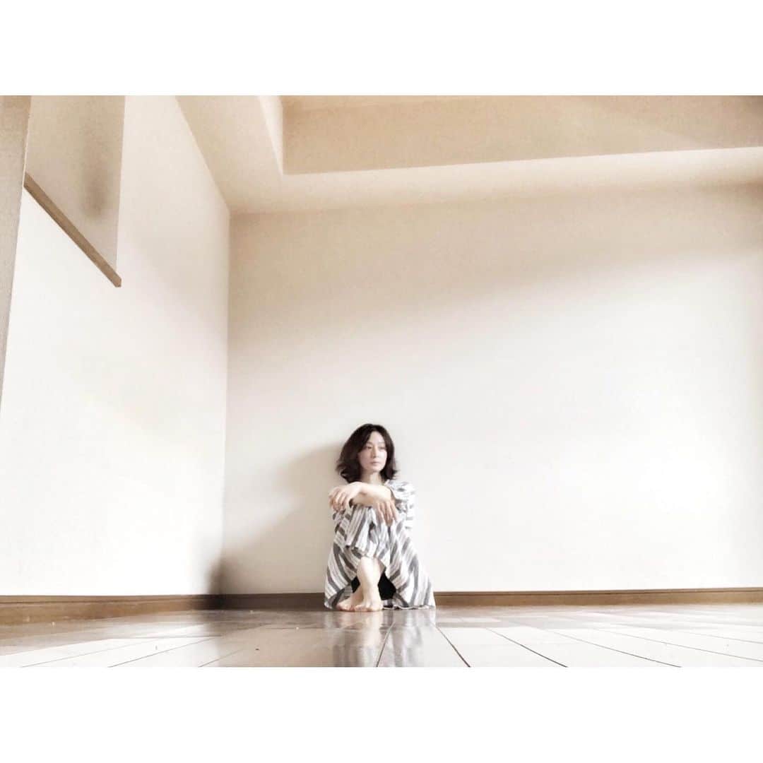 竹中友紀子のインスタグラム：「#おウチ時間  上京してから一度も引っ越すことなく住んでいた部屋とお別れ。 4月末の引っ越し予定がコロナの影響で延び延びになっていましたが、無事に終わってホッ^ ^ 二重家賃からもようやく解放されました^^; 14年間お世話になりました！」