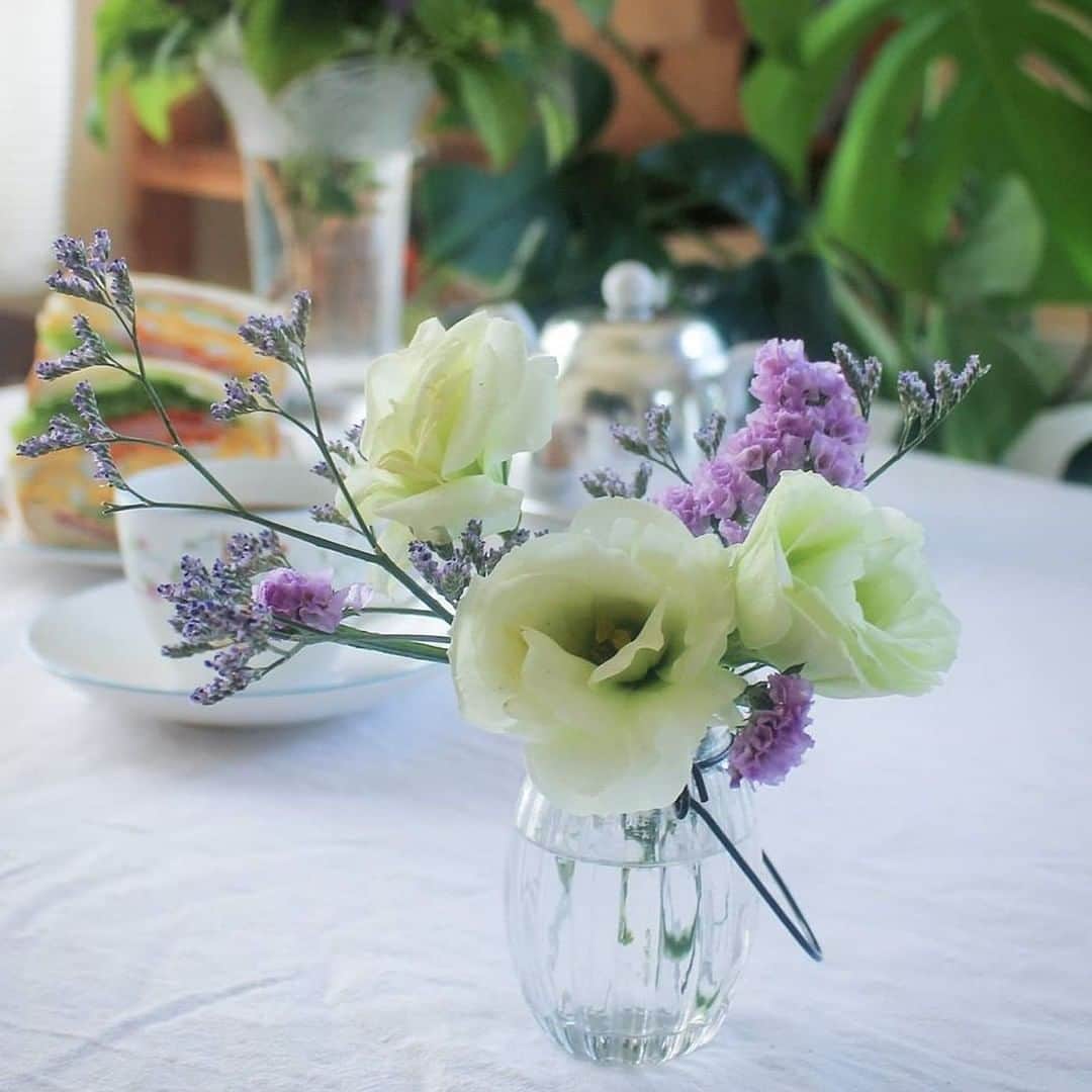 Bloomee LIFEさんのインスタグラム写真 - (Bloomee LIFEInstagram)「#お花とテーブル で、素敵な朝食💐⠀ ・⠀ お花を添えたテーブルに、⠀ サンドイッチと紅茶で、⠀ ちょっと優雅に朝ごはん🌼⠀ ・⠀ バタバタしてしまうことも多い⠀ 朝ですが、たまには少し早起きして、⠀ ゆっくりと1日をはじめてみるのも⠀ 良いですね🌹⠀ ・⠀ Special Thanks Photo by⠀ @iii_emiemi さん⠀ ・⠀ 💐 #お花とテーブル 💐⠀ 投稿キャンペーン実施中！✨⠀ ▼▼▼⠀ ====================⠀ 心がはずむテーブルで、⠀ 食事の時間をもっと楽しく。⠀ 季節のお花とお気に入りの食器で、⠀ テーブルコーディネートを⠀ 楽しんでみませんか？🍽🌸⠀ ・⠀ 「EPOCH TABLE」@epochtable_official⠀ とのコラボ投稿キャンペーン！⠀ あなたのおうちカフェのひとときや、⠀ 朝食、ディナーの時間にお花を添えて、⠀ 自由に撮影・投稿してください☕️🌼⠀ ・⠀ 応募方法は⠀ ハイライトの「キャンペーン」をチェック💡⠀ ・⠀ ご参加者様の中から抽選で20名様に、⠀ EPOCH TABLE でも人気の日本の食器ブランド、⠀ 「NARUMI」のマグカップをプレゼント🎁⠀ ・⠀ ブルー or レッドのお花柄で、⠀ どちらが当たるかはお楽しみ♪⠀ ・⠀ たくさんのご参加お待ちしております👌⠀ ====================⠀ ・⠀ #こういう時こそお花を飾ろう#サブスク#bloomeelife#ブルーミーライフ#花のある生活#花好きな人と繋がりたい#おうち時間#花部#花写真#花が好き#花を飾る#暮らしを楽しむ#日々の暮らし#丁寧な暮らし#日々#お花のある暮らし#素敵な休日#暮らしを整える#くらしのきほん#日々の暮らしを楽しむ#丁寧に暮らす#おうち時間#インテリアフラワー#ナチュラルインテリア#豊かな暮らし"」6月25日 11時00分 - bloomee