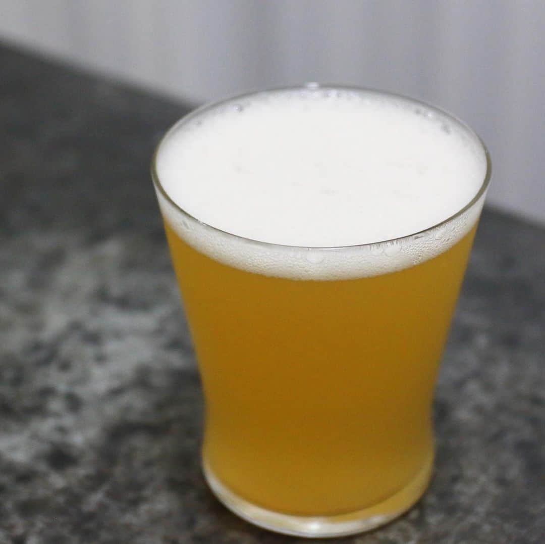 馬場裕之のインスタグラム：「シークワーサービール🍺 『材料』 ビール350ml シークワーサー10ml（ストレート果汁） ①グラスにシークワーサーを入れキンキンに冷やしたビールを注ぐだけ。 ライト系のビールやカロリーオフビールによく合いますよ。 #おうち時間  #おうちごはん  #吉本自宅劇場  #馬場ごはん」