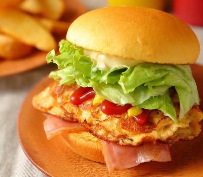 フレッシュネスバーガー【公式】さんのインスタグラム写真 - (フレッシュネスバーガー【公式】Instagram)「. . ふんわり★あつあつ★やけどに注意！！. ほんのり甘いパンプキンバンズに出来立ての. オムレツをサンドした女性人気NO.1の. ベーコンオムレツバーガー！. 店内で焼きあげた手作り感あふれる優しい味わいです。 . . #フレッシュネス#フレッシュネスバーガー#freshness#freshnessburger#バーガーカフェ#cafe#hamburgercafe#Japan#お昼ごはん#ランチ#なに食べよう#おいしい#おなかいっぱい#グルメ#foodie#gourmet#delicious#launch#foodlove#ハンバーガー#バーガー#hamburger#burgers#パティ#ビーフ#beef#グルメバーガー#バンズ」6月25日 11時03分 - freshness_1992