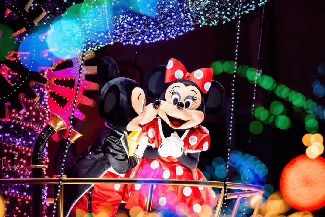 Kahoさんのインスタグラム写真 - (KahoInstagram)「. . Tokyo Disneyland. Electrical Parade-Dream Lights. . ディズニーランドの夜を彩る. 定番のパレードといえばこれ☺️. . . またパレードができるようになったら. みんなでこの光の魔法に包まれたいね🥺❤️. . 不意打ちにちゅーされて、. 照れてるミニーちゃんが可愛い🥺❤️. . .  #disney #disneyland #tokyodisneyresort #tdr #tdl #disneygram #instadisney#disneyparks #disneyfan #disneyphoto #disneypic  #Disneyside #Disneylove #tokyodisneyland #beourguest #disneylandtokyo #tokyodisneyland#disneyphotography #japan #japan_of_insta #japan_day _view #disneylandtokyo #disneylandjapan #electricalparade #minniemouse #mickeymouse #mickey #japan_night_view  #東京ディズニーリゾート #東京ディズニーランド #ディズニー #ディズニー風景」6月25日 11時04分 - kah05disney