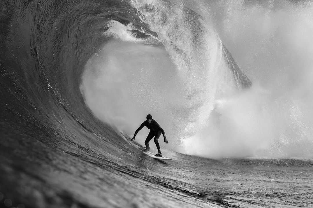 のインスタグラム：「A few layers of neoprene, some extra padding and a cat will do the trick when its cold and scary 😺 @undonefilm - A shot from the UNDONE Book by @lancemorgan_ ps watching these guys swim and shoot out at shippies right in the impact zone is wild!! And massive thanks to @danny_griffiths @mikeybrennan and all the local crew for the good vibes always!!!!」