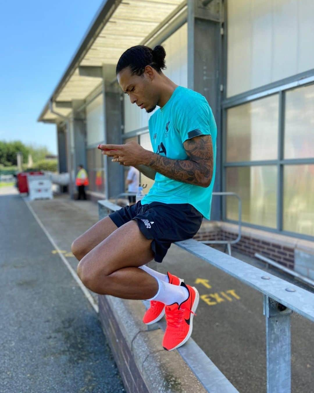 リヴァプールFCさんのインスタグラム写真 - (リヴァプールFCInstagram)「😎 BIG VIRG 😎 #LFC #LiverpoolFC #Liverpool #StaySafe」6月25日 22時05分 - liverpoolfc